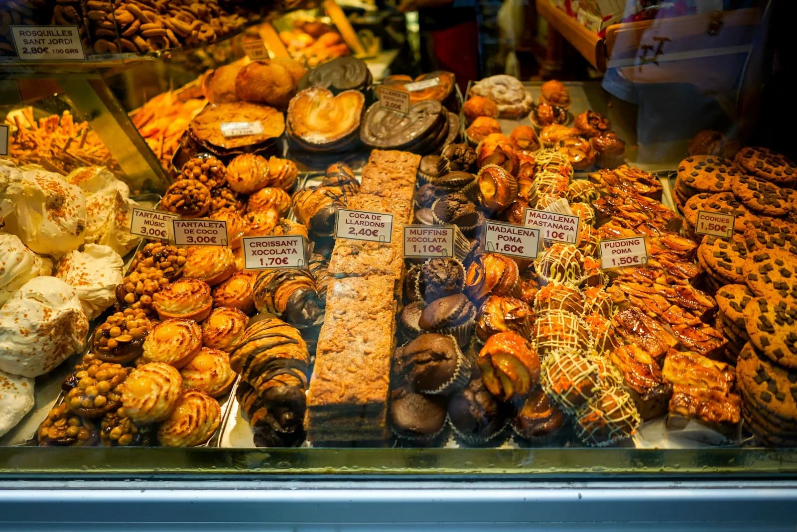 Vitrina de panadería con pan dulce y pasteles