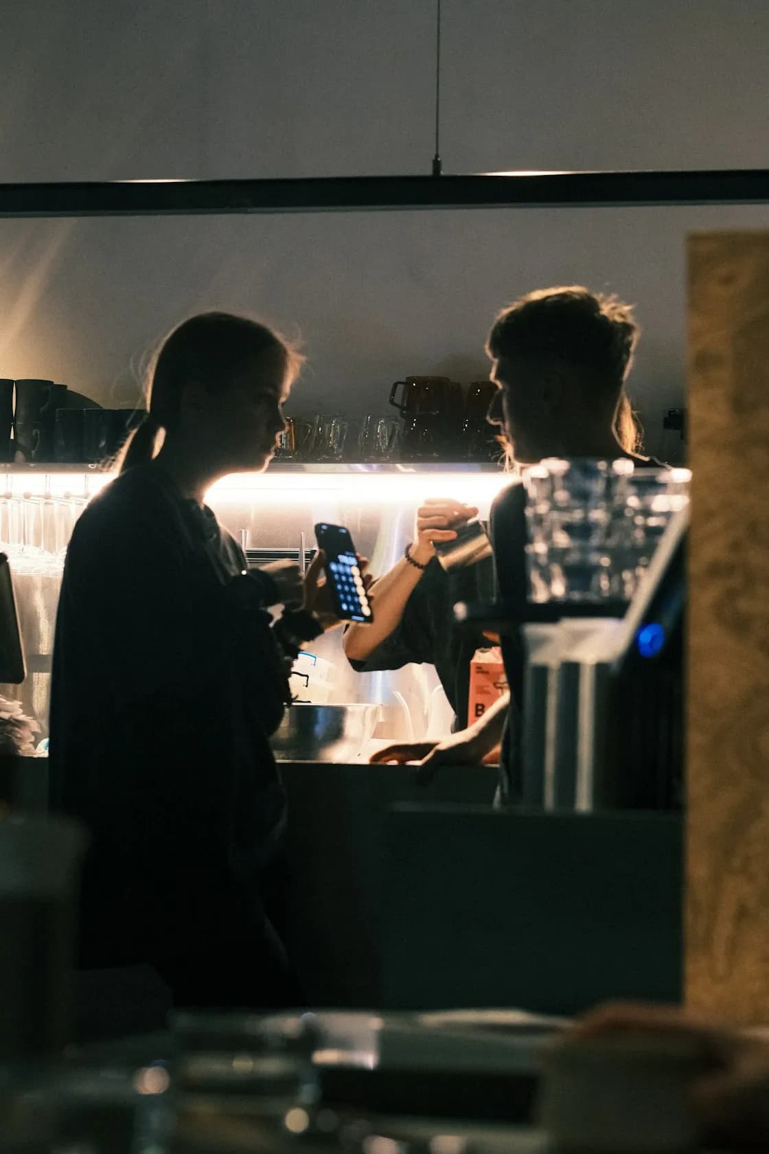 Un equipo de restaurante preparando el servicio